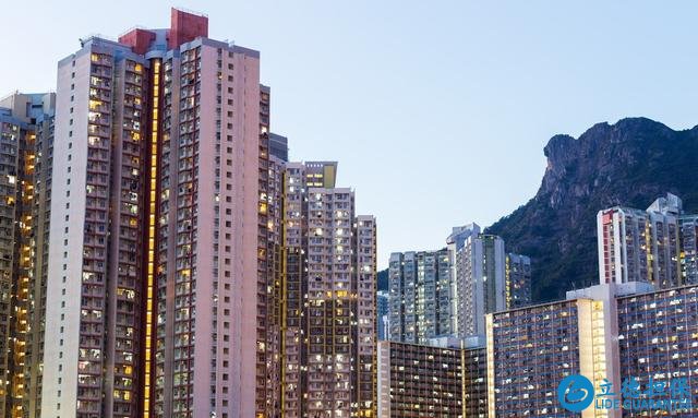 电梯房比楼梯房好?高层住宅2部电梯停运,业主住22楼也要爬楼梯