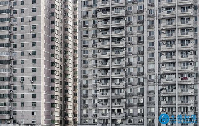 电梯房比楼梯房好?高层住宅2部电梯停运,业主住22楼也要爬楼梯